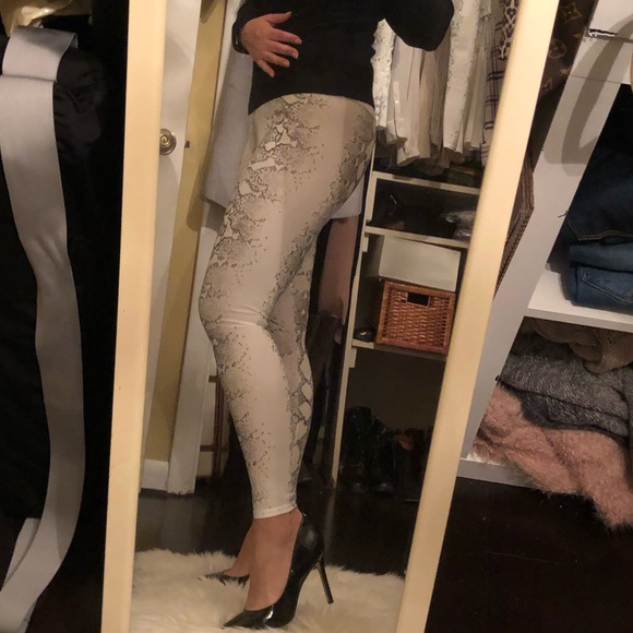 NWT✨LAST PAIR✨High Waisted Snake Print Leggings - Picture 4 of 8